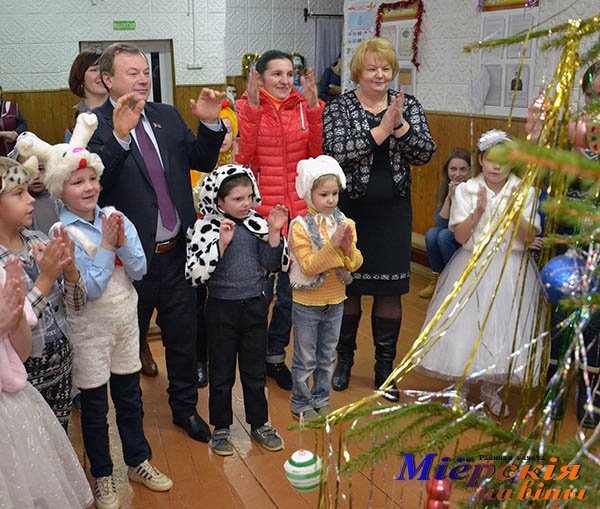 В дружном хороводе встречали Новый год ученики Узмёнской школы