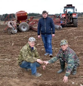 На опушке возле Милашово стрекочет техника