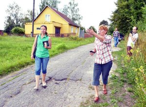 Пройтись по деревне Мётлы. Поинтересоваться её историей и современностью