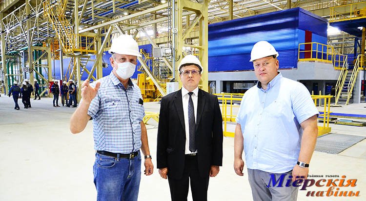 Уникальным производством назвал ММПЗ в Миорах председатель Госкомитета по науке и технологиям Александр Шумилин