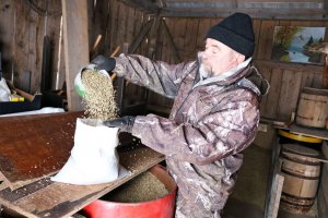 Как охотничьи хозяйства помогают животным пережить зиму, показал Эдуард ТОМКО