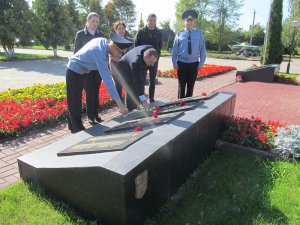 Накануне Дня народного единства коллектив Миорского комитета судебных экспертиз посетил братскую могилу советских воинов