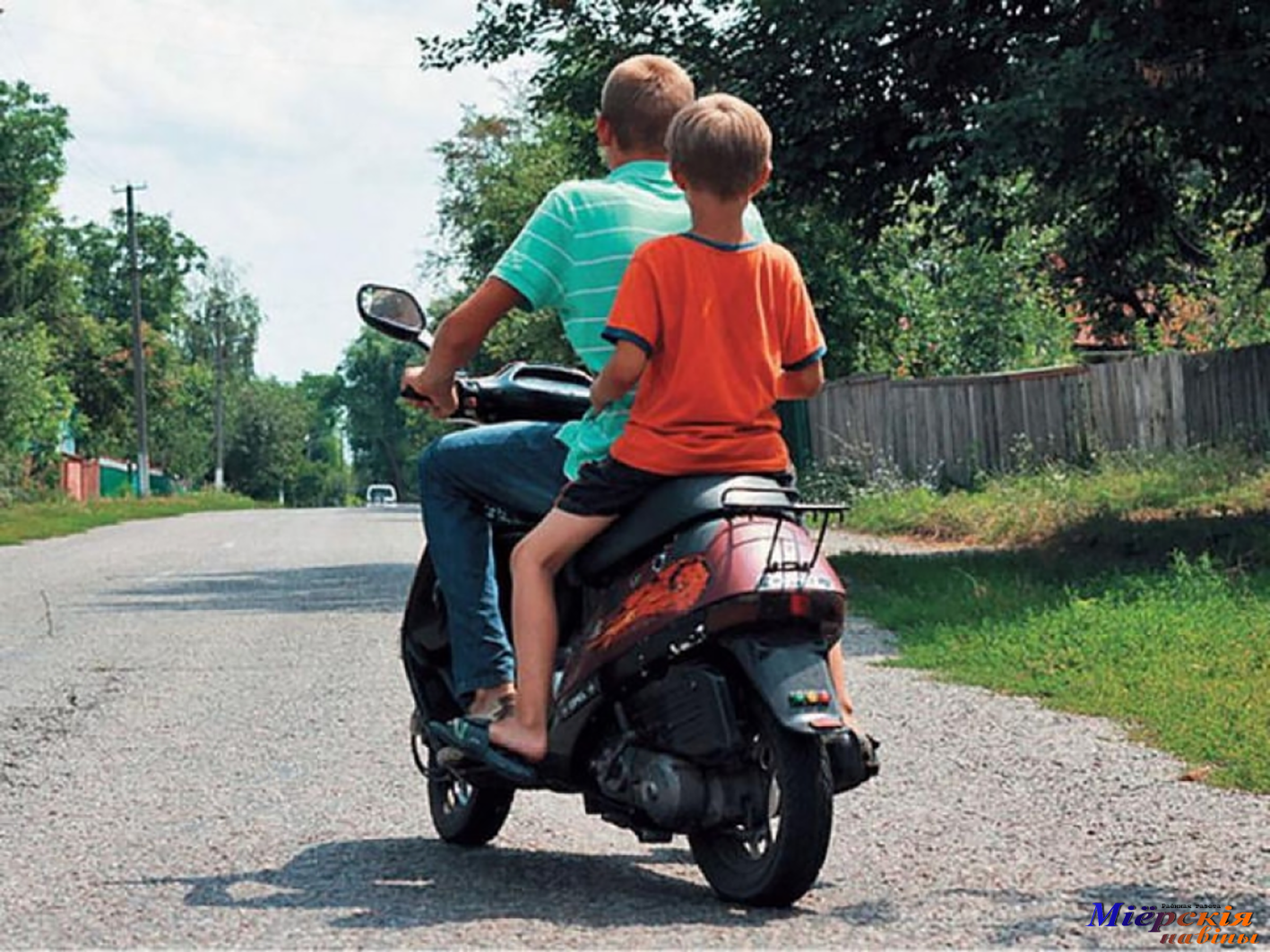 Можно возить ребенка на мотоцикле. Подросток на мопеде. Подросток на скутере. Мотоцикл для подростка. Скутер на дороге.