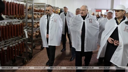 Лукашенко в Глубоком после посещения молочно-консервного комбината и дегустации сгущенки приехал на мясокомбинат