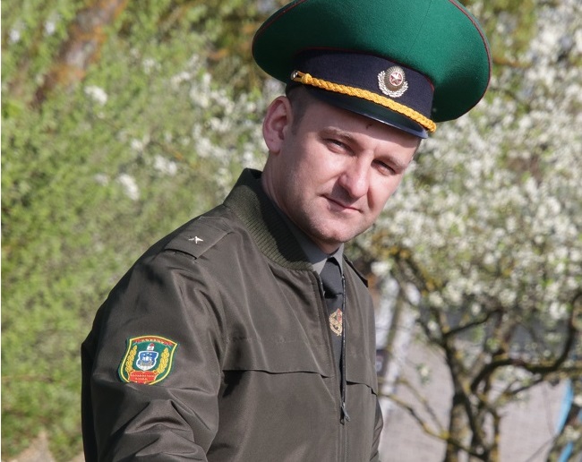 Насіць  ваенную форму –  пачэсна