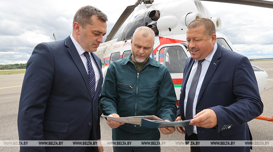 ФОТОФАКТ: Субботин с вертолета проинспектировал работы на полях Витебской области
