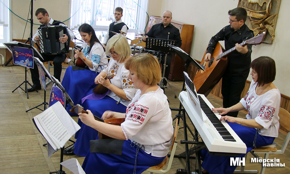 В Миорах прошёл концерт народного инструментального ансамбля «Своя игра»