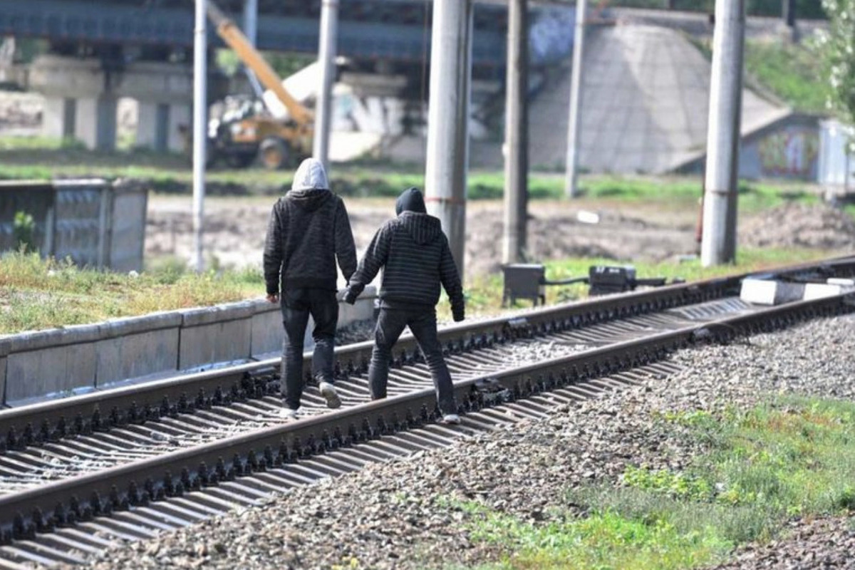 Нарушение пути. Подростки на железной дороге. Травмирование на железной дороге. Путь человека. Травматизм на железной дороге.