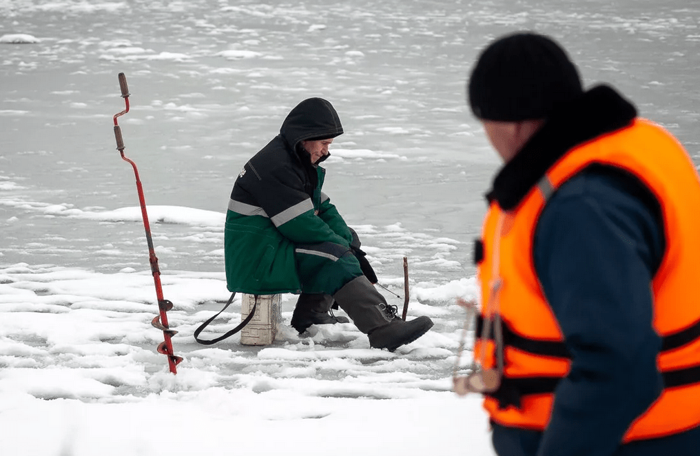 Житель Миор поинтересовался, правомерно ли требование сотрудников ОСВОДа надевать спасательные жилеты при выходе на лед