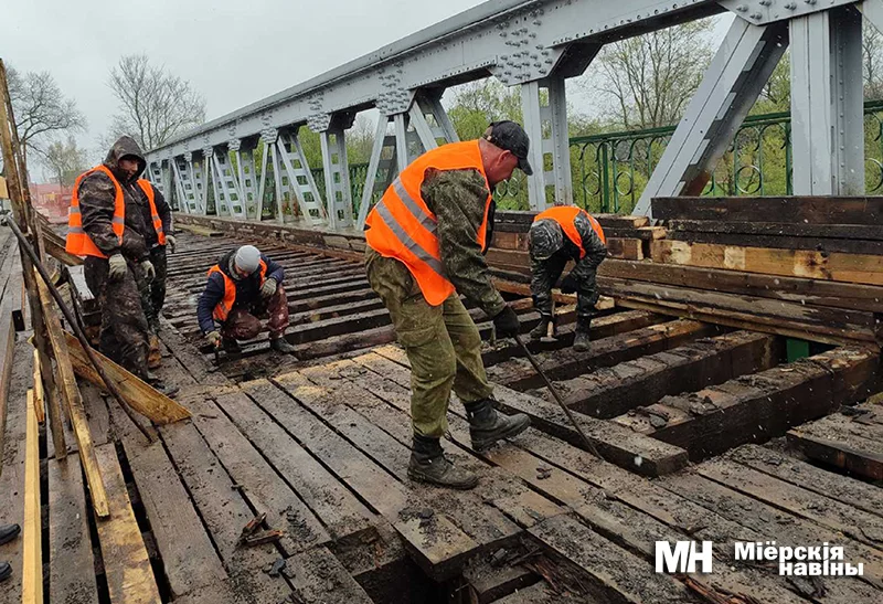 Продолжается текущий ремонт моста через реку Дисна