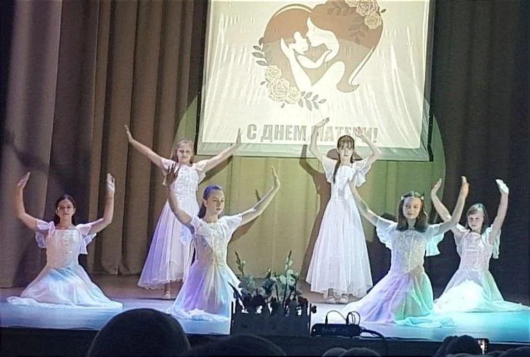 Праздничный концерт "Тепло твоих лучистых глаз" прошел в Дисне