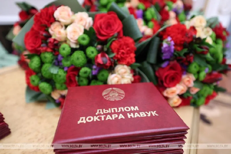 Лукашенко вручил дипломы доктора наук и аттестаты профессора