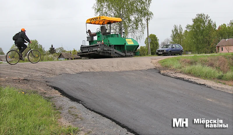 Заместитель председателя Миорского райисполкома Евгений Николаёнок рассказал, как хорошие дороги свяжут райцентр и агрогородки по поручению Президента