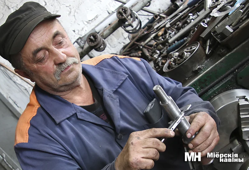 На протяжении почти сорока лет подставляет коллегам надежное плечо, вытачивая самые сложные детали, Николай Шараг