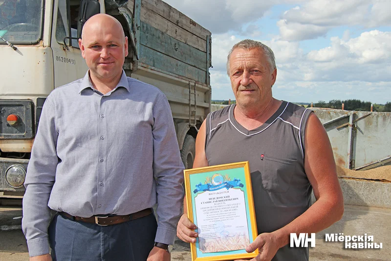 На Миорщине поздравили первого тысячника на отвозке зерна