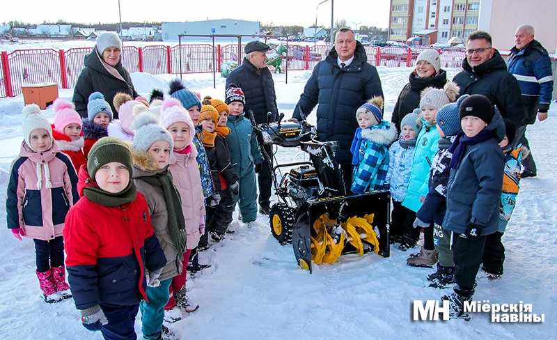 Миорский детский сад № 2 получил снегоуборочную машину