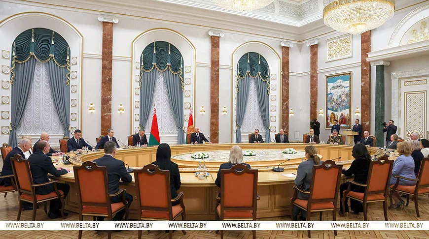 "Будущее - время науки". Лукашенко вручил дипломы доктора наук и аттестаты профессора